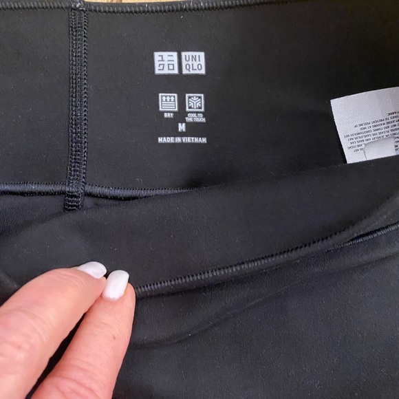Uniqlo Women’s Black Legging Athletic Wear Exercise Crop medium - Picture 3 of 11